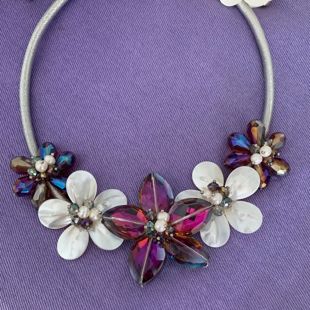 Beautiful colored flowers choker.